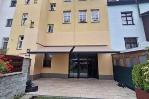 Kazetová markýza Alandbox, atypické uchycení, RAL 7016 antracit jemná struktura, rozměr 2x 3 475 x 3 000 mm, realizace Bohemiaflex CS