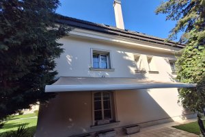 Kazetová markýza Kymabox RAL 1013 krémová, Slovensko, rozměr 5 500 x 4 000 mm, realizace Bohemiaflex CS