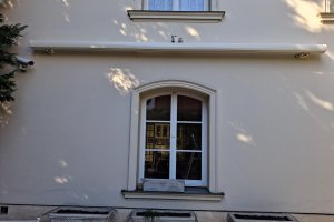Kazetová markýza Kymabox RAL 1013 krémová, Slovensko, rozměr 5 500 x 4 000 mm, realizace Bohemiaflex CS