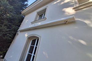 Kazetová markýza Kymabox RAL 1013 krémová, Slovensko, rozměr 5 500 x 4 000 mm, realizace Bohemiaflex CS