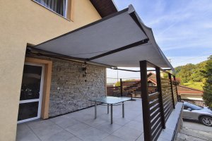Markýza Sirius, 4 400 x 3 000 mm, RAL 8014 hnědá jemná struk., realizace Bohemiaflex CS
